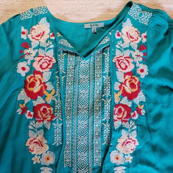 April Sky embroidered blouse size small - Picture 2 of 4